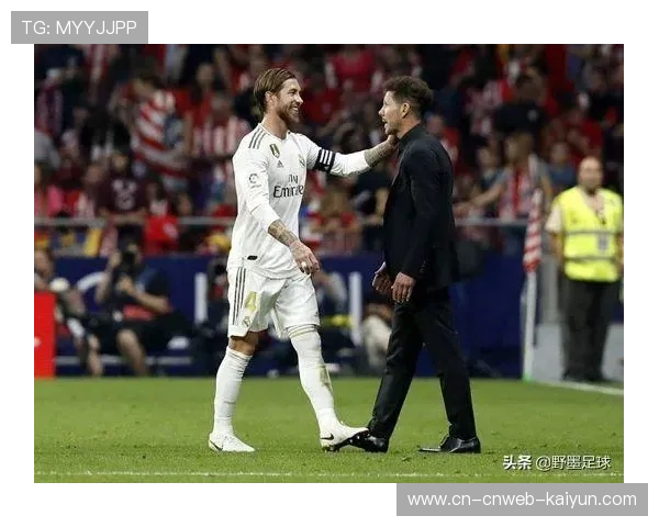 终场哨响,西蒙尼呆立场边凝视0-3比分牌 终场哨响,西蒙尼呆立场边凝视0-3比分牌